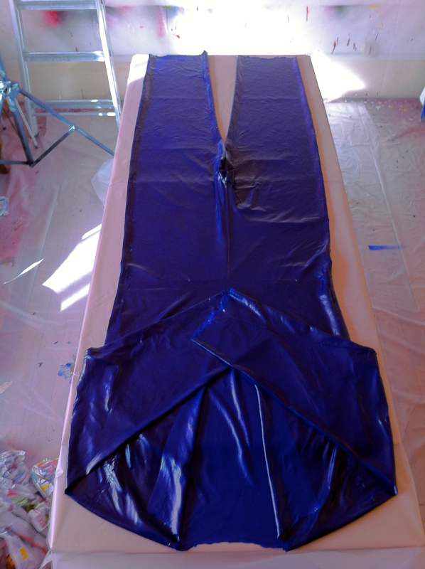 Kévin Cadinot, plasticien : bleu de travail, peau de peinture Kévin Cadinot, plasticien – scénographe : bleu de travail, peau de peinture